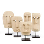 Statues en grès Sumba visage sculpté beige, sculptures tribales abstraites sur support noir