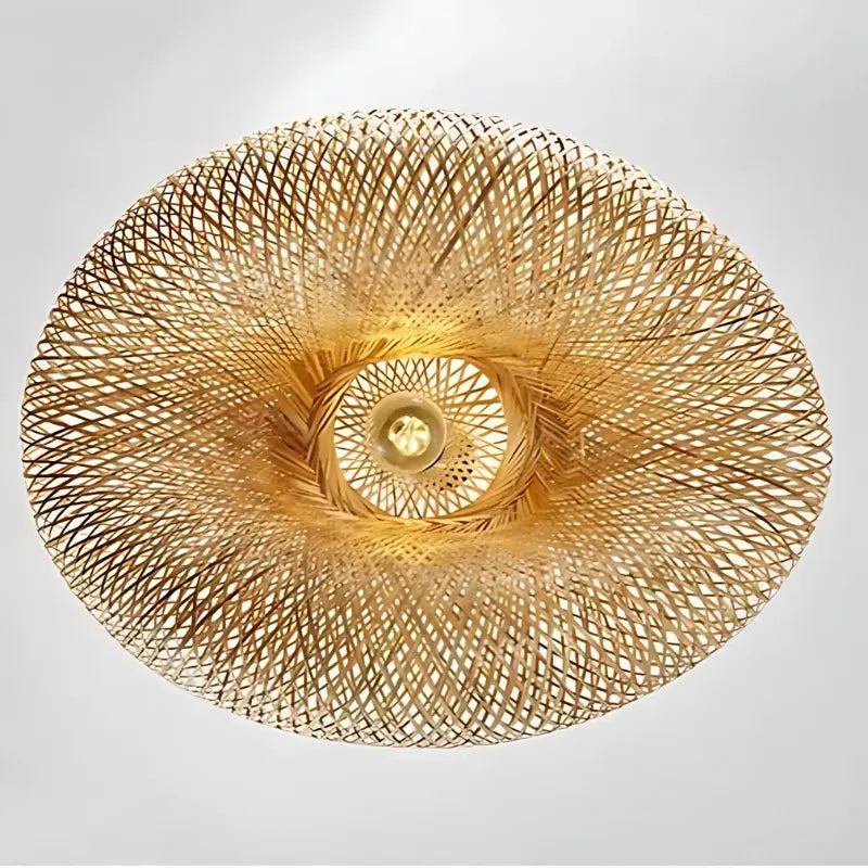 Vue de dessous de la suspension en bambou design, mettant en avant le tressage unique et le design épuré.
