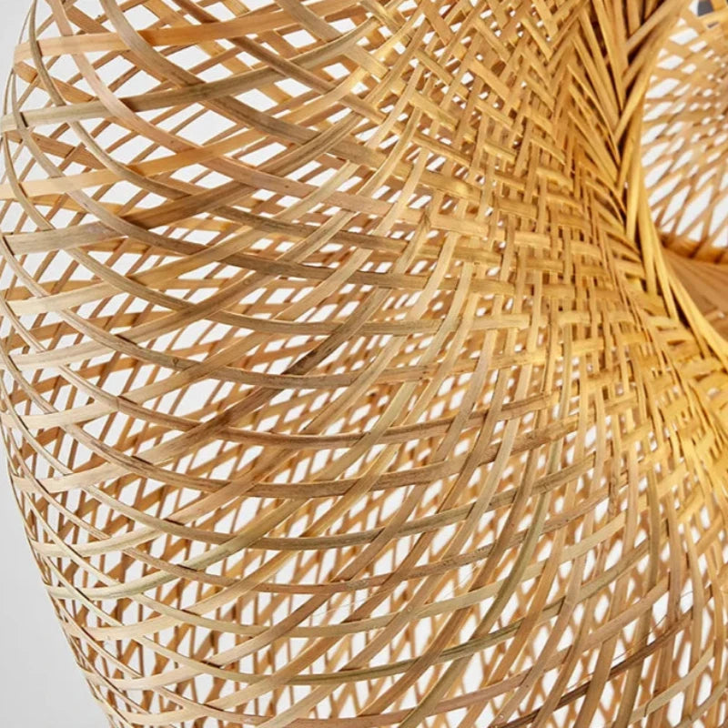 Gros plan sur la texture tressée de la suspension en bambou design, révélant les détails du travail artisanal.