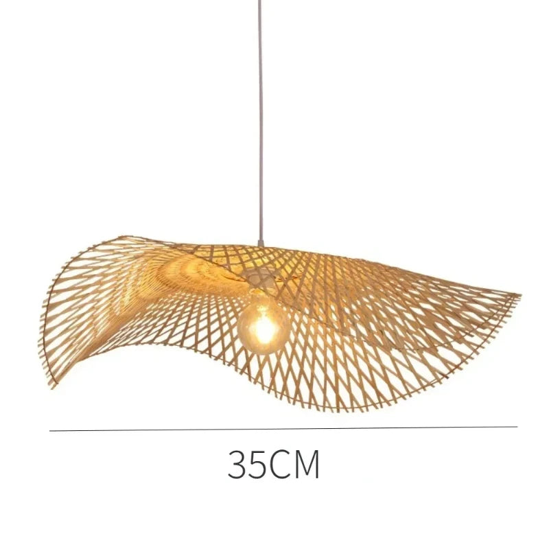 Suspension bambou moderne ondulée avec un design organique, diamètre de 35 cm.