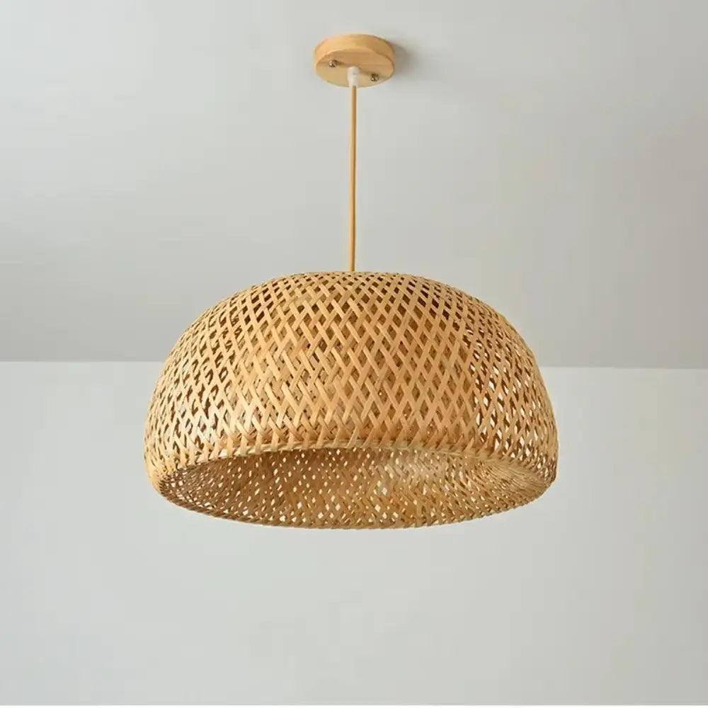 Suspension en bambou naturel suspendue dans un intérieur moderne et épuré