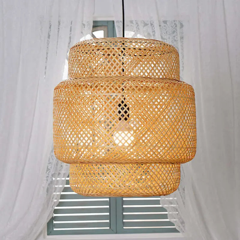 Suspension en bambou tressé allumé dans le salon