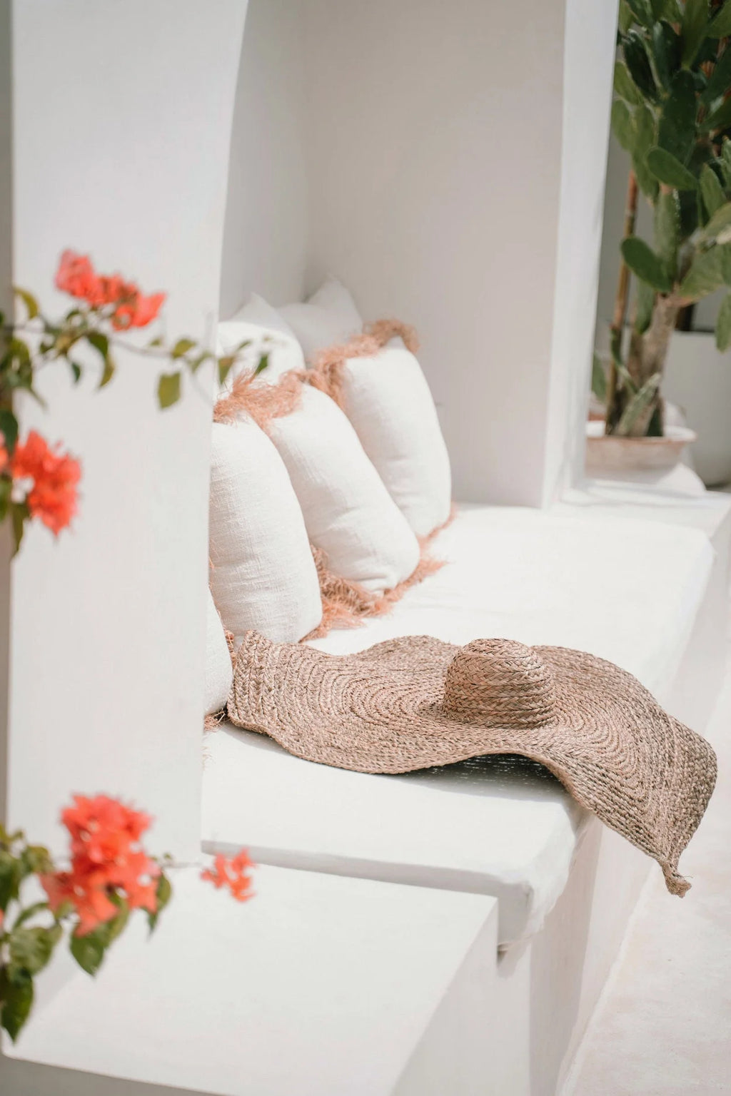 Chapeau oversize en jacinthe d’eau ondulée naturel Ø85 cm sur banc blanc