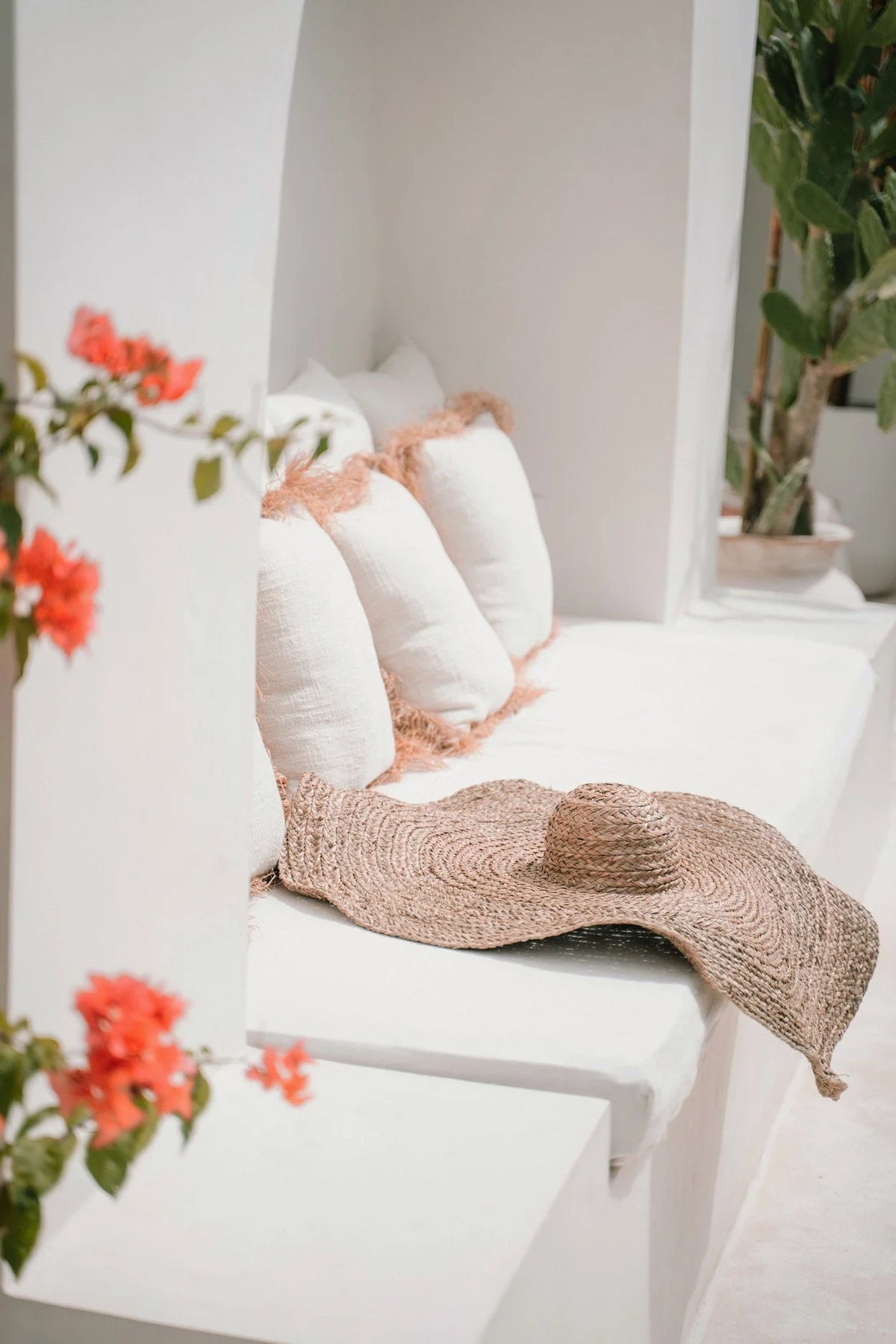 Chapeau oversize en jacinthe d’eau ondulée naturel Ø85 cm sur banc blanc