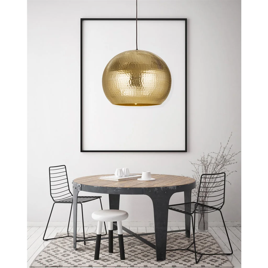 Suspension en métal doré martelé finition brillante avec sphère lumineuse de 47 cm
