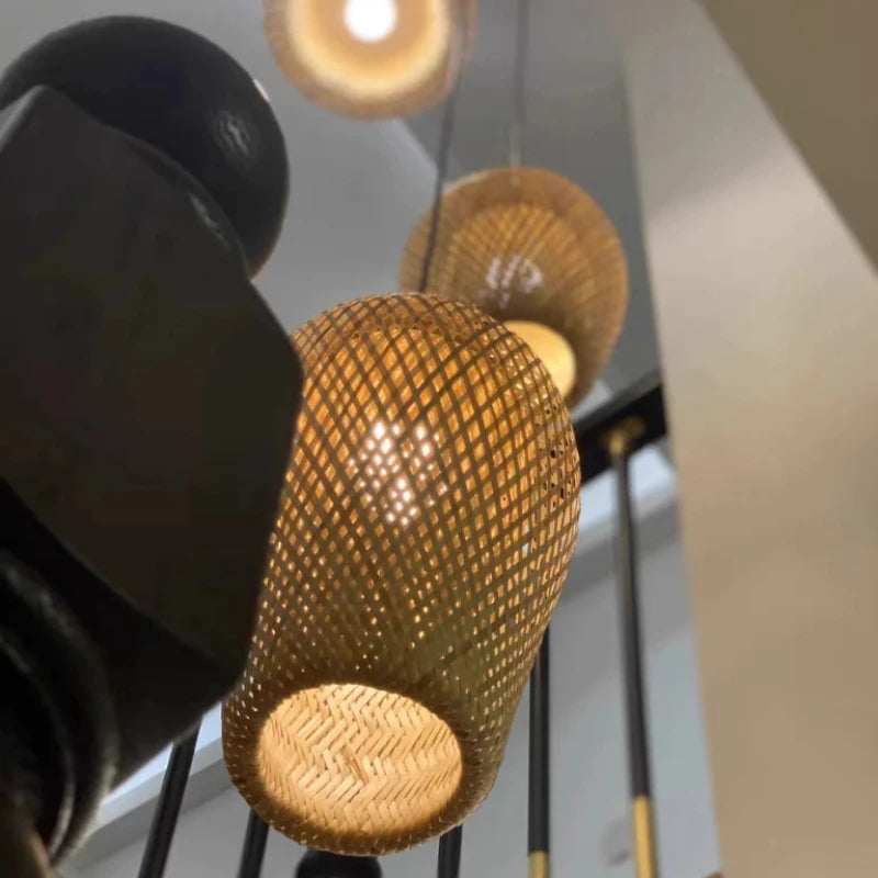 Suspension multiple en bambou illuminant un intérieur près d’un escalier