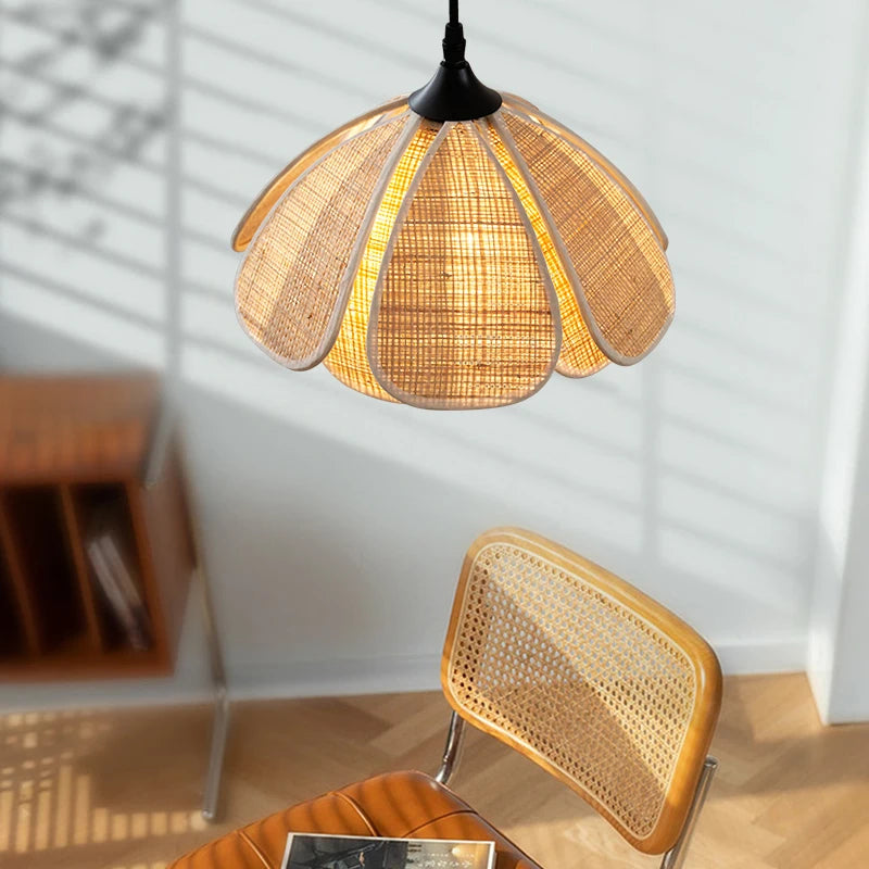 Suspension rotin fleur allumée avec lumière tamisée dans un intérieur moderne.