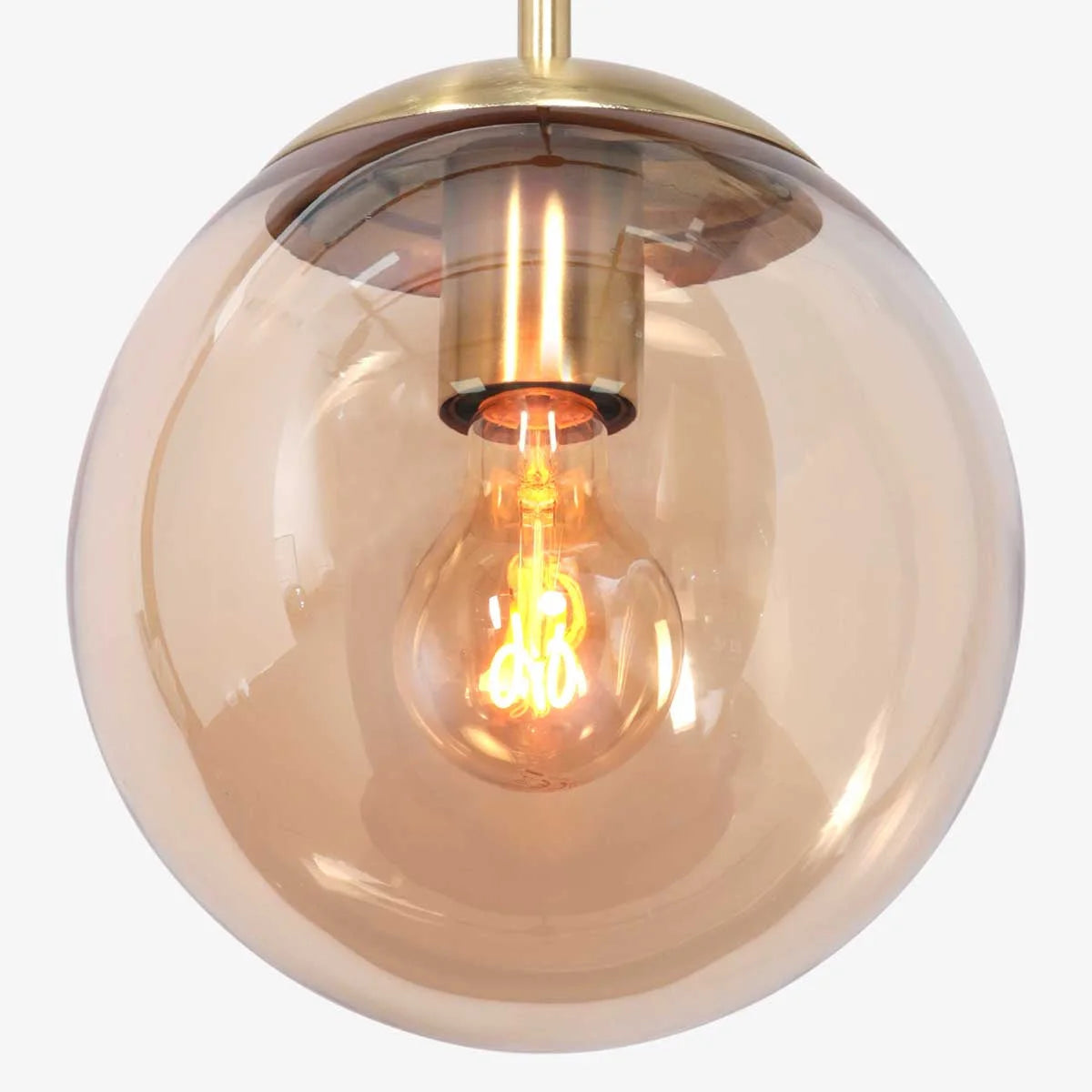 Suspension en verre ambre et métal doré sphérique avec ampoule à filament exposé