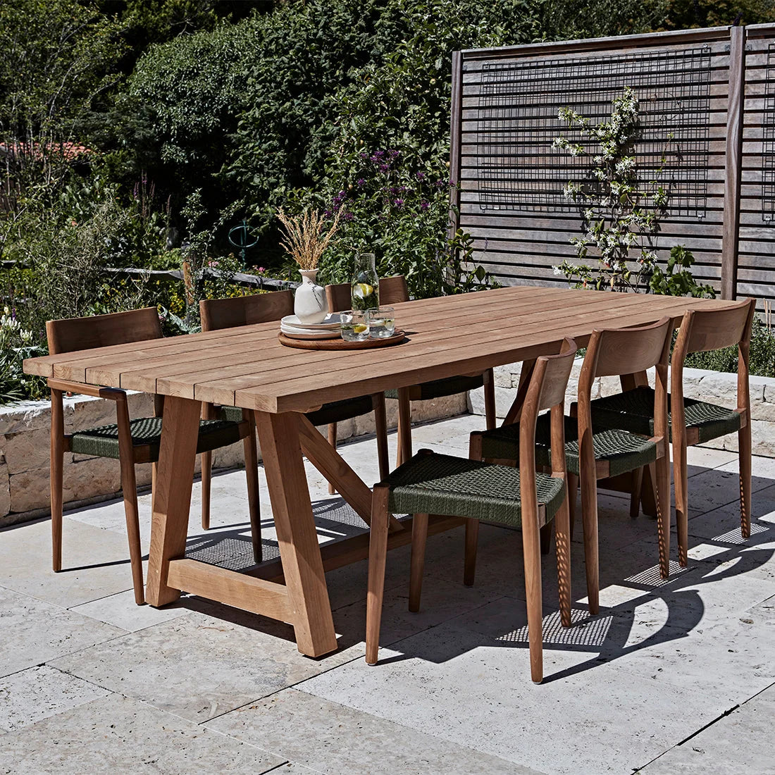 Table à manger en teck massif piètement tréteaux 200x100 cm avec 6 chaises et coussins verts