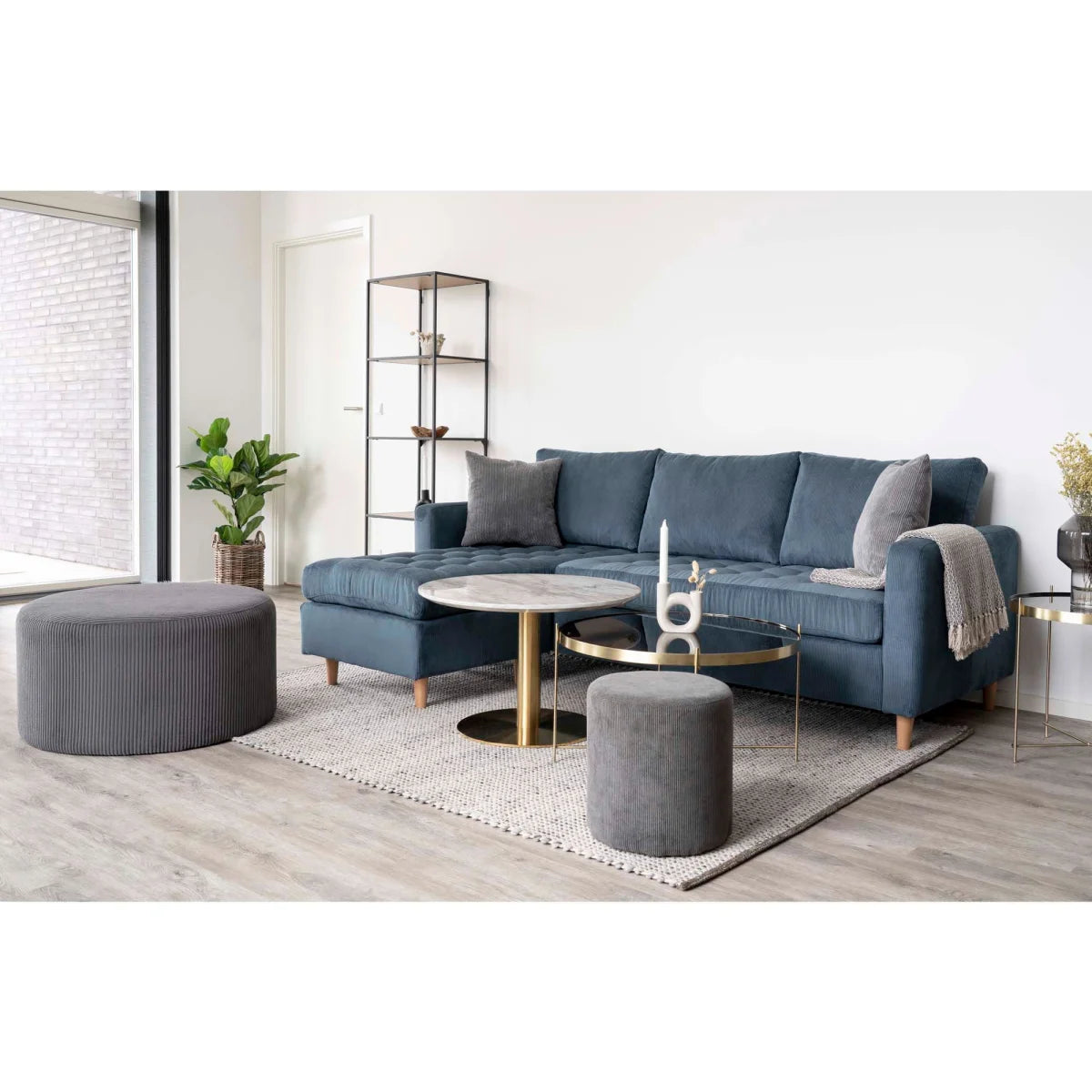 Canapé sectionnel velours bleu avec coussins gris, ottomane assortie