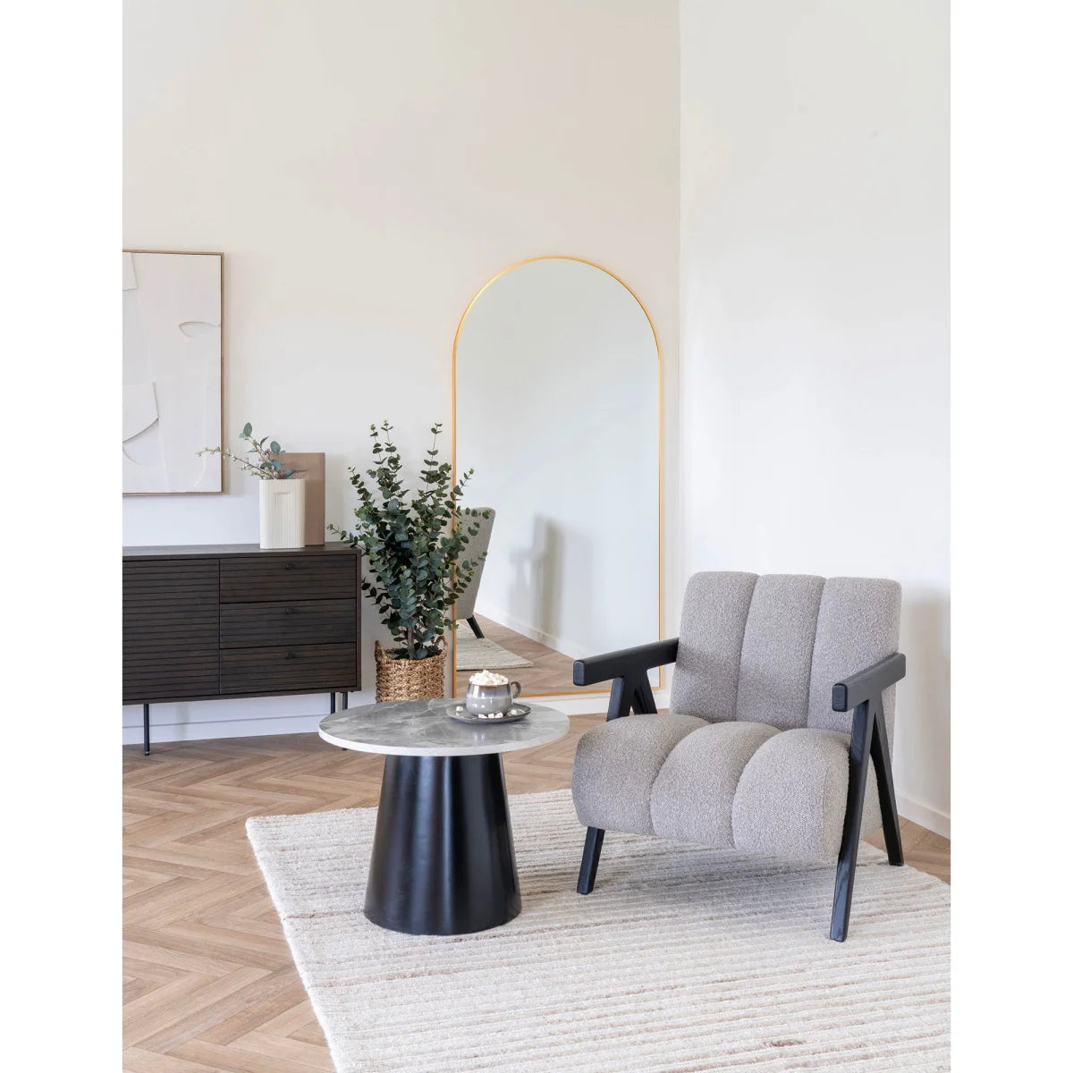 Fauteuil gris capitonné cadre bois noir pieds inclinés