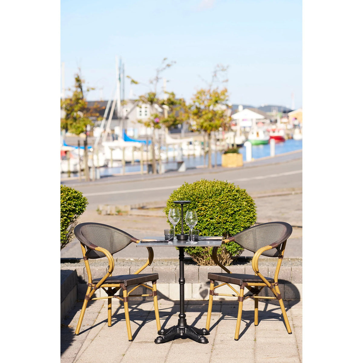 Table bistrot effet marbre gris et piétement en fonte noire 60x60 cm