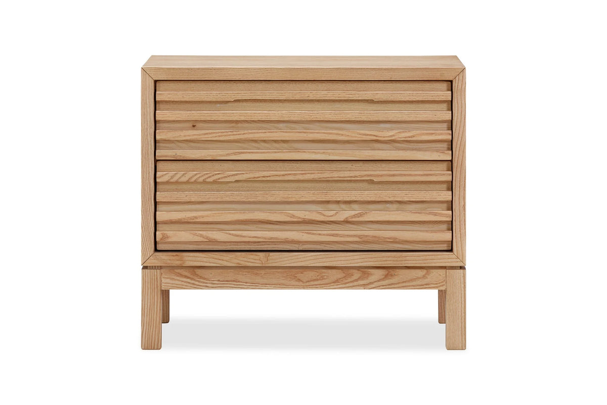 Table de chevet en frêne clair à tiroirs lattés horizontaux, 61x41 cm