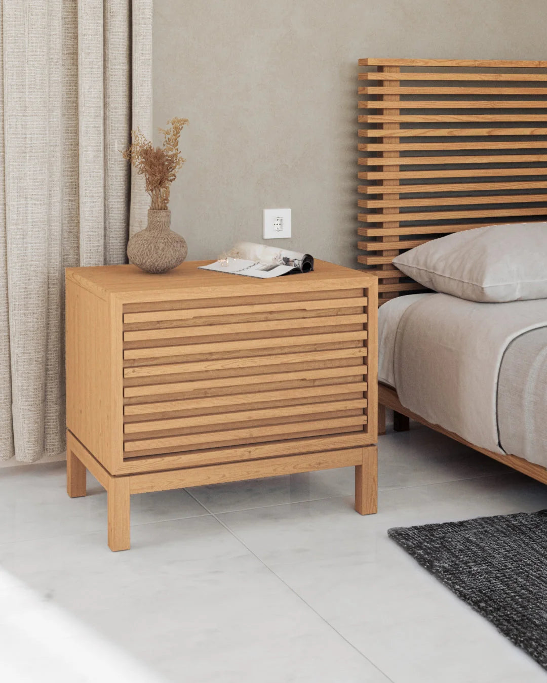 Table de chevet en bois de frêne clair à deux tiroirs lattés 61x41 cm