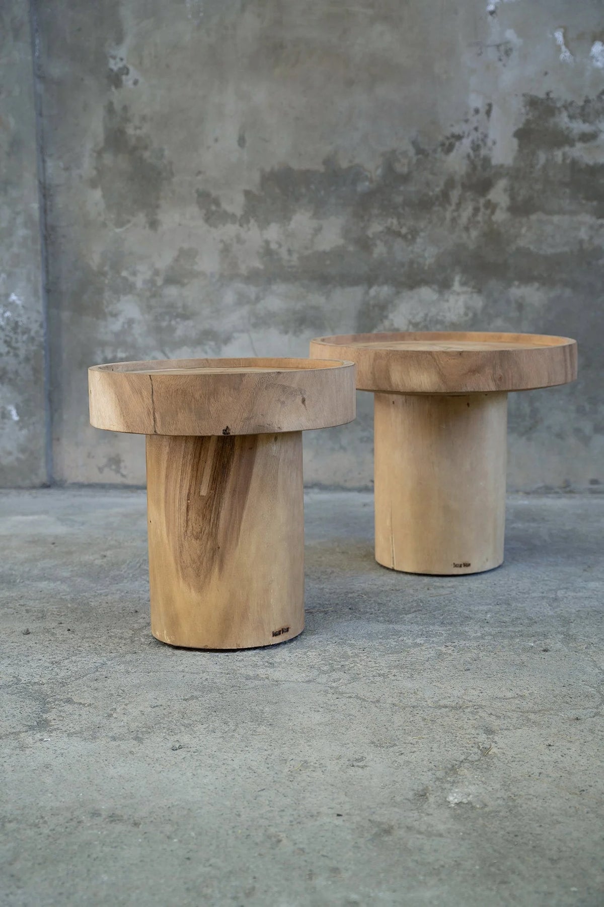 Deux tables d’appoint cylindriques en bois de suar naturel, Ø40 cm
