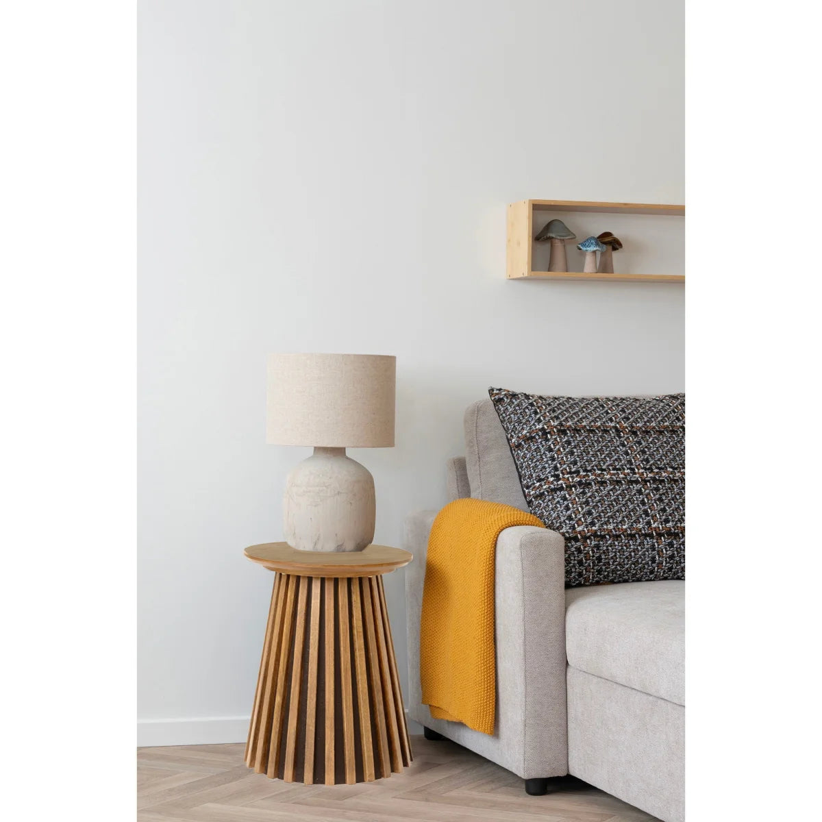 Lampe de table en céramique beige mate texturée avec abat-jour cylindrique