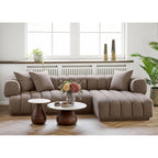 Canapé sectionnel beige capitonné avec accoudoirs roulés et chaise longue