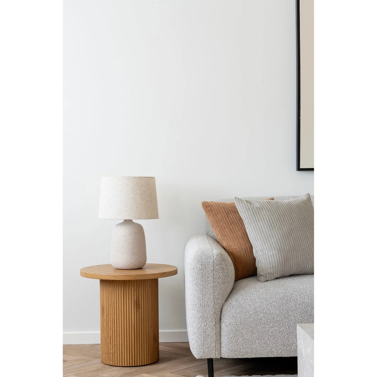 Lampe de table céramique beige mate texturée sur table ronde MDF naturel ø48x45 cm