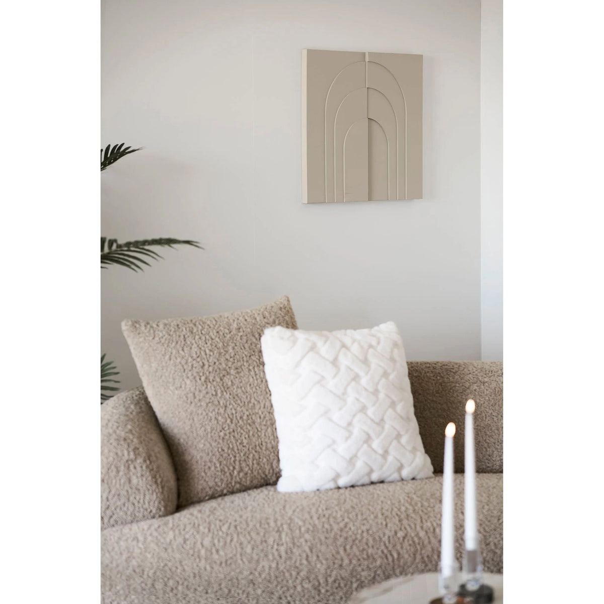Coussin blanc texturé avec motifs d’arcs concentriques en relief beige