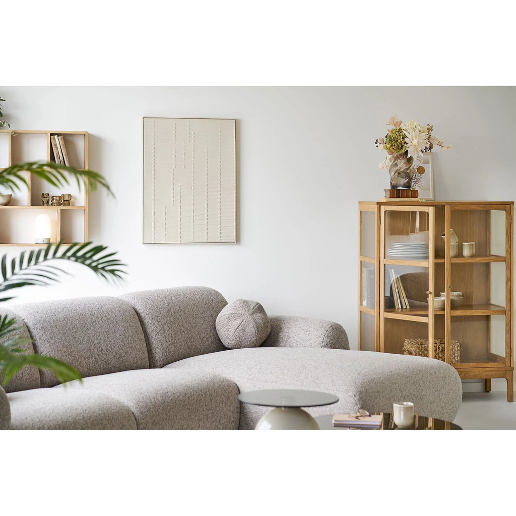 Canapé sectionnel en tissu gris texturé avec coussin rond gris