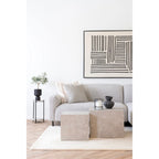 Canapé en tissu beige texturé avec coussins gris clair et blancs