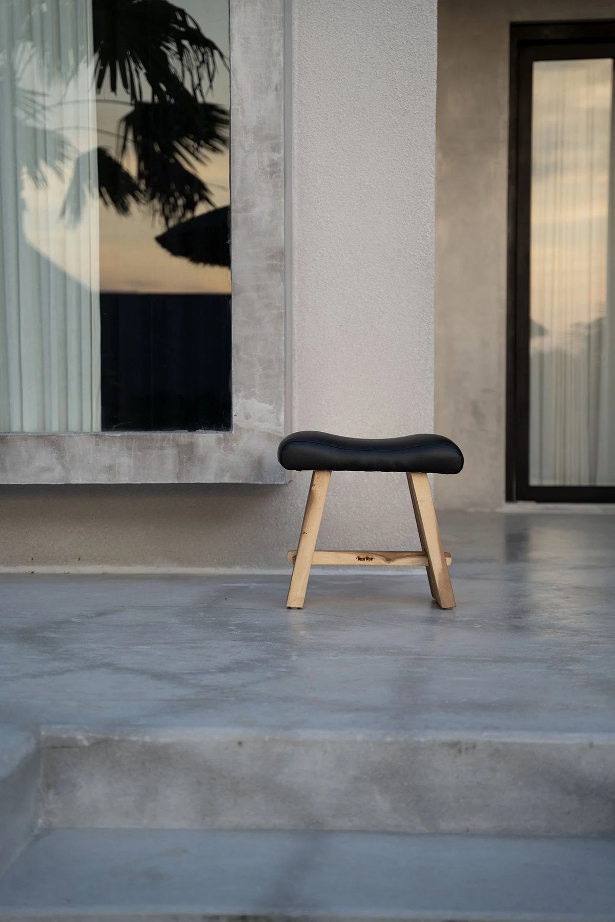 Tabouret en bois suar et cuir noir mat pour intérieur – 50x30 cm