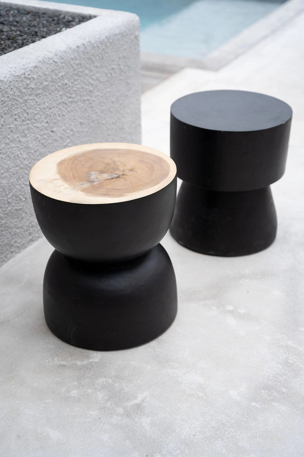 Tabouret en bois de suar noir 45 cm courbé artisanal