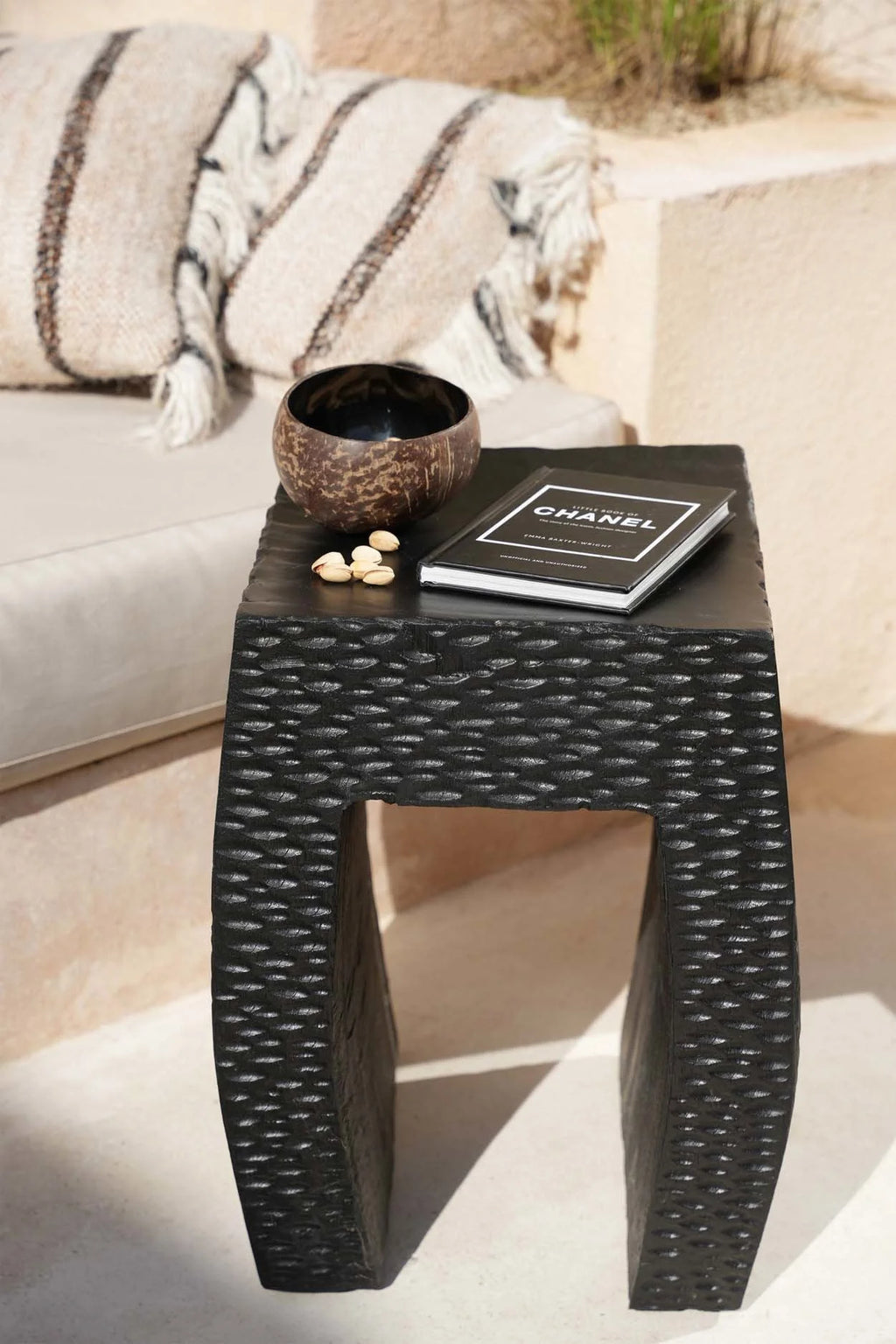 Tabouret en bois de suar noir forme U et assise tressée
