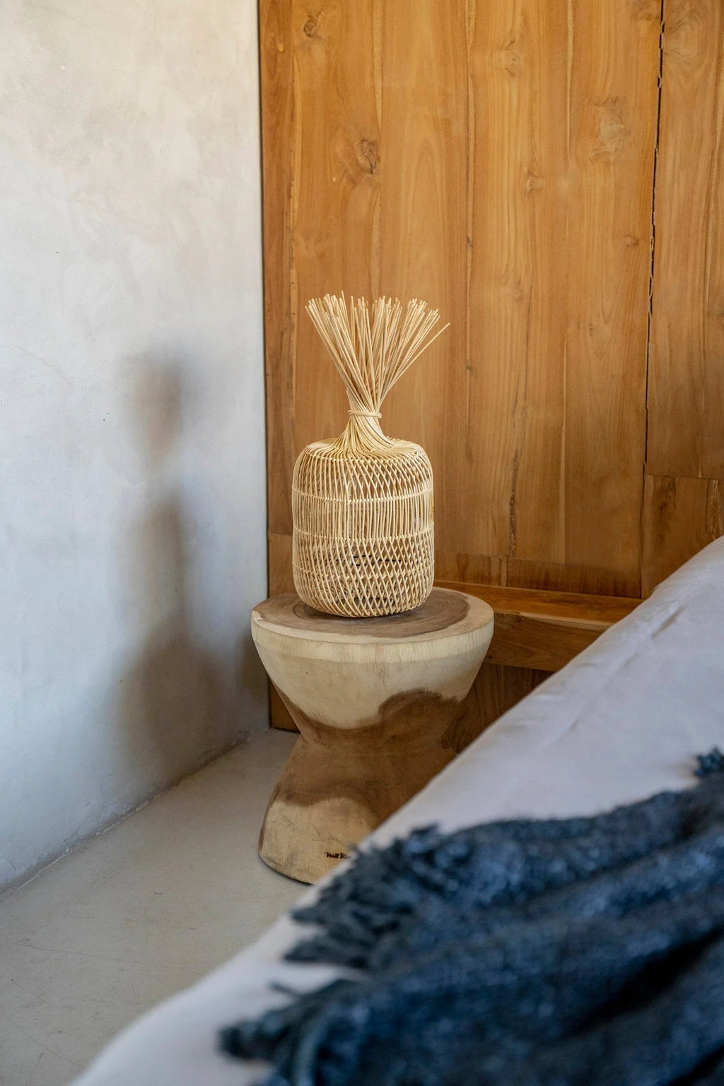 Tabouret ou table d’appoint en bois de suar naturel forme sablier – Ø40 cm