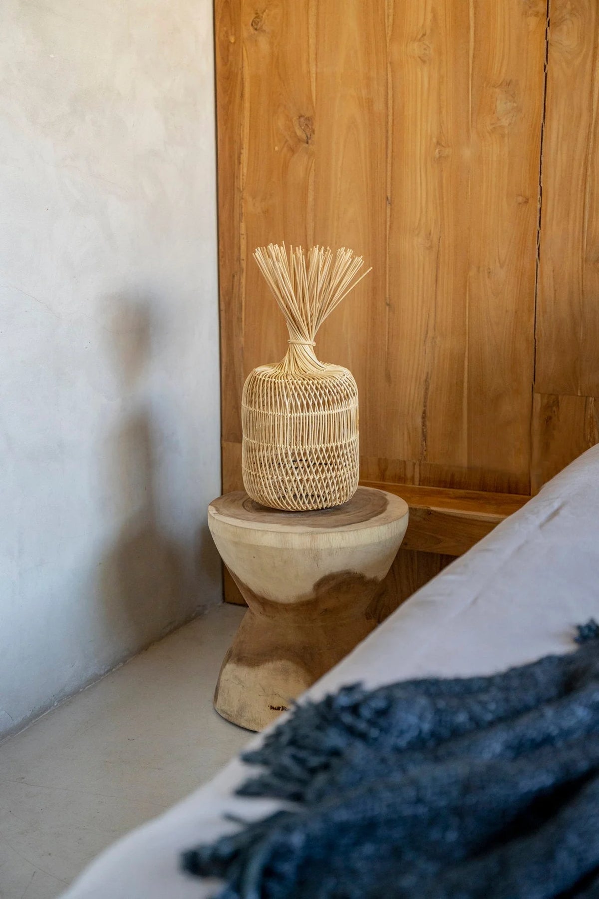 Tabouret ou table d’appoint en bois de suar naturel forme sablier – Ø40 cm