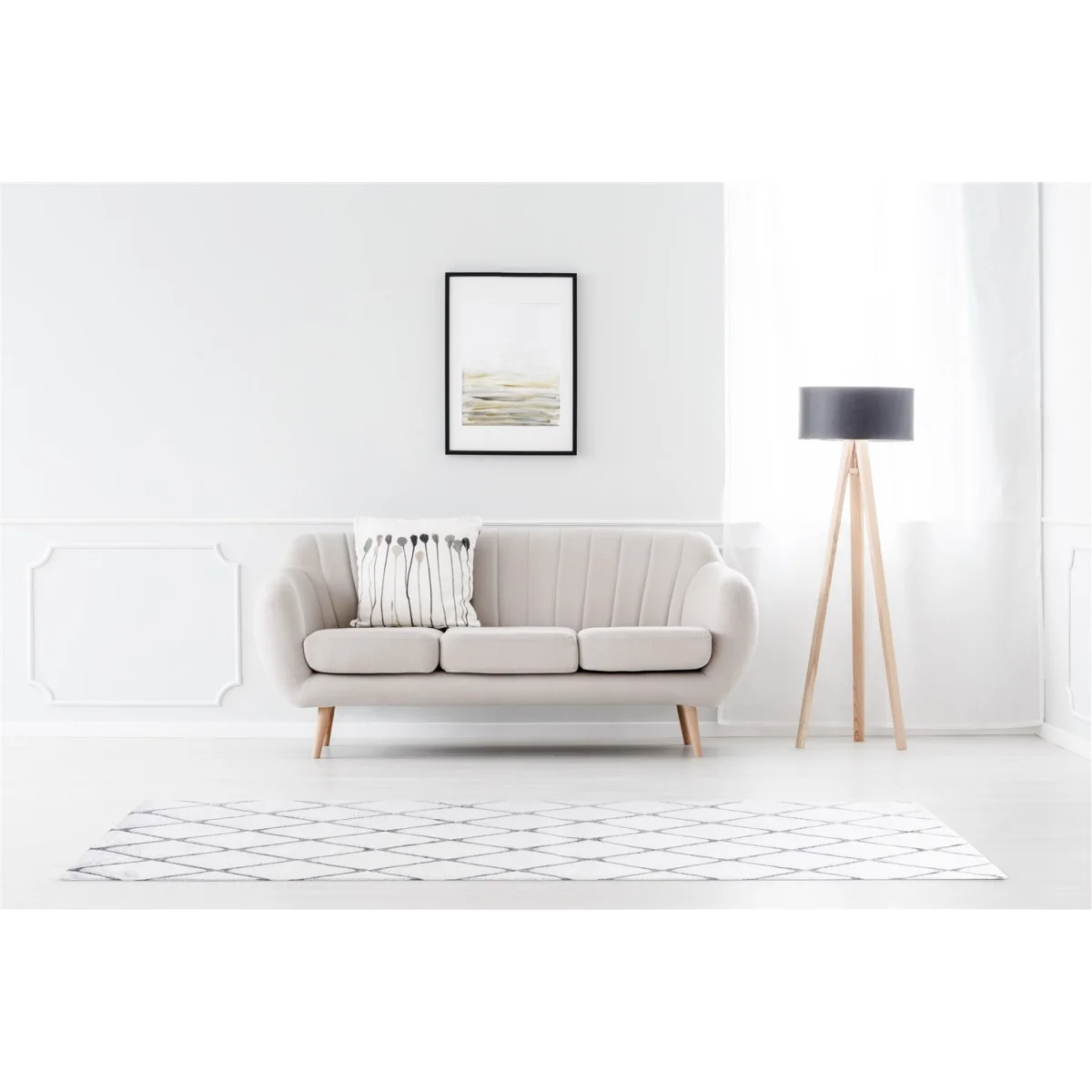 Canapé trois places beige clair avec coussin décoratif pour Tapis à motifs losanges blanc et gris en polyester doux