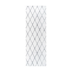 Tapis à motifs losanges blanc et gris en polyester doux dans un salon moderne