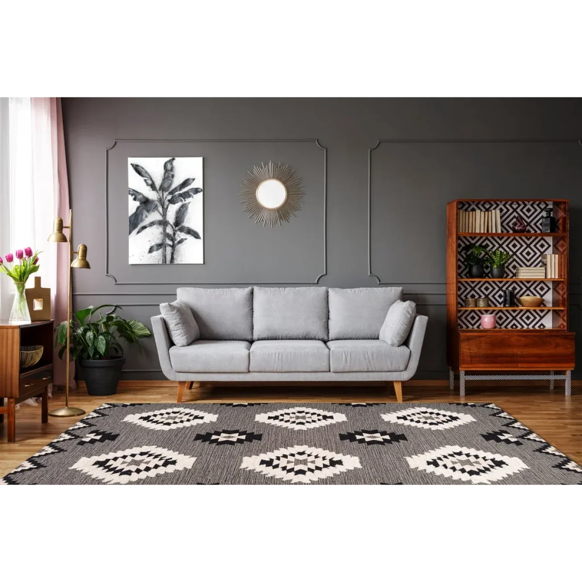 Canapé en tissu gris clair avec pieds en bois pour Tapis Ethnique Noir et Blanc 120x170 cm