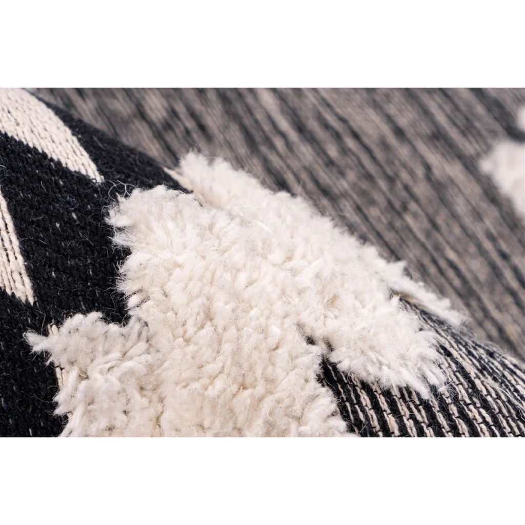 Tapis ethnique rectangulaire noir et blanc en coton avec motifs losanges et texture shaggy