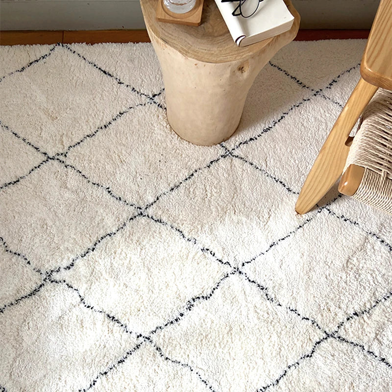 Tapis losanges noir et blanc dans un salon
