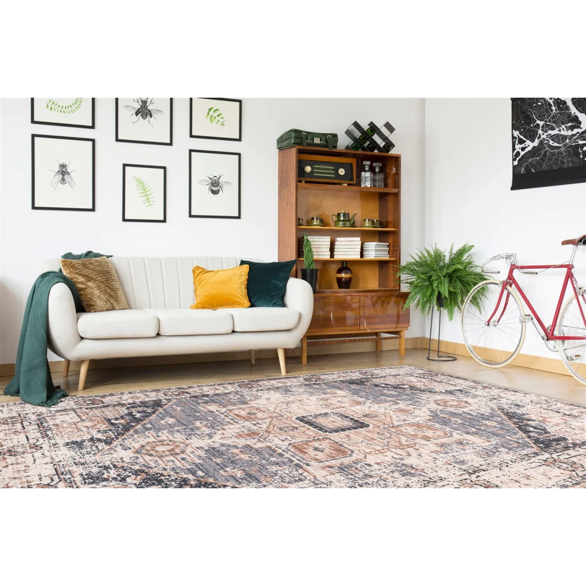 Canapé trois places clair avec plaid et coussins, style Tapis persan gris taupe