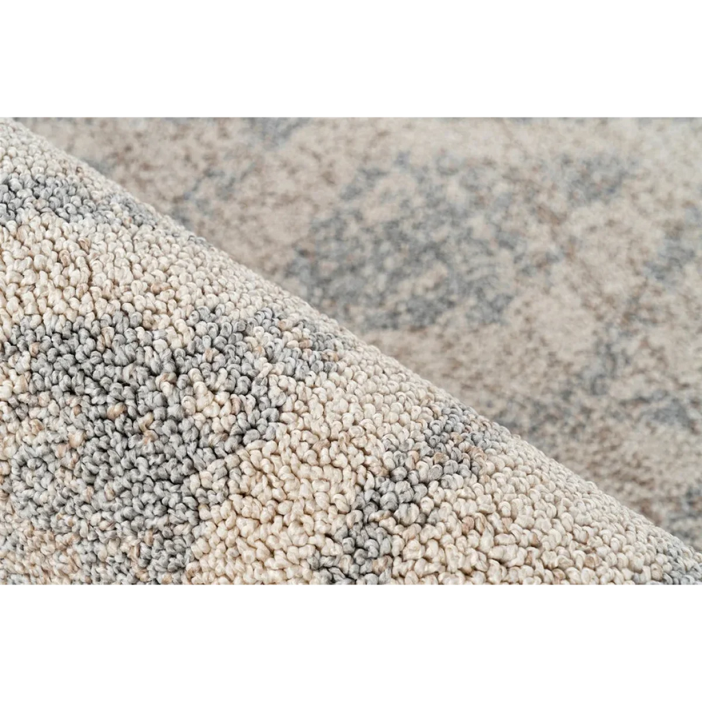 Premier plan d’un tapis rectangulaire beige à motifs losanges gris 120x170 cm