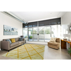 Salon moderne avec tapis rectangulaire jaune doré à motif losanges en relief