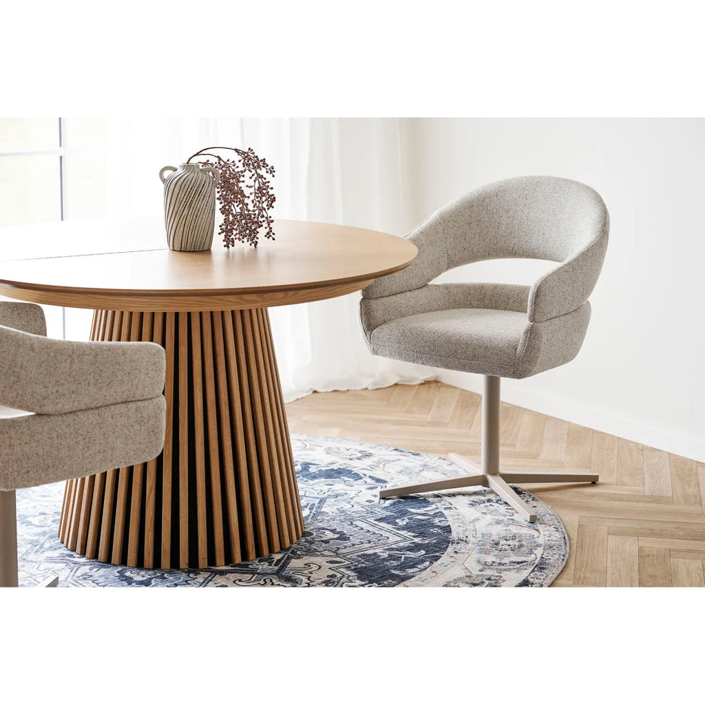 Fauteuil gris texturé avec base métal, tapis rond persan bleu Ø200 cm