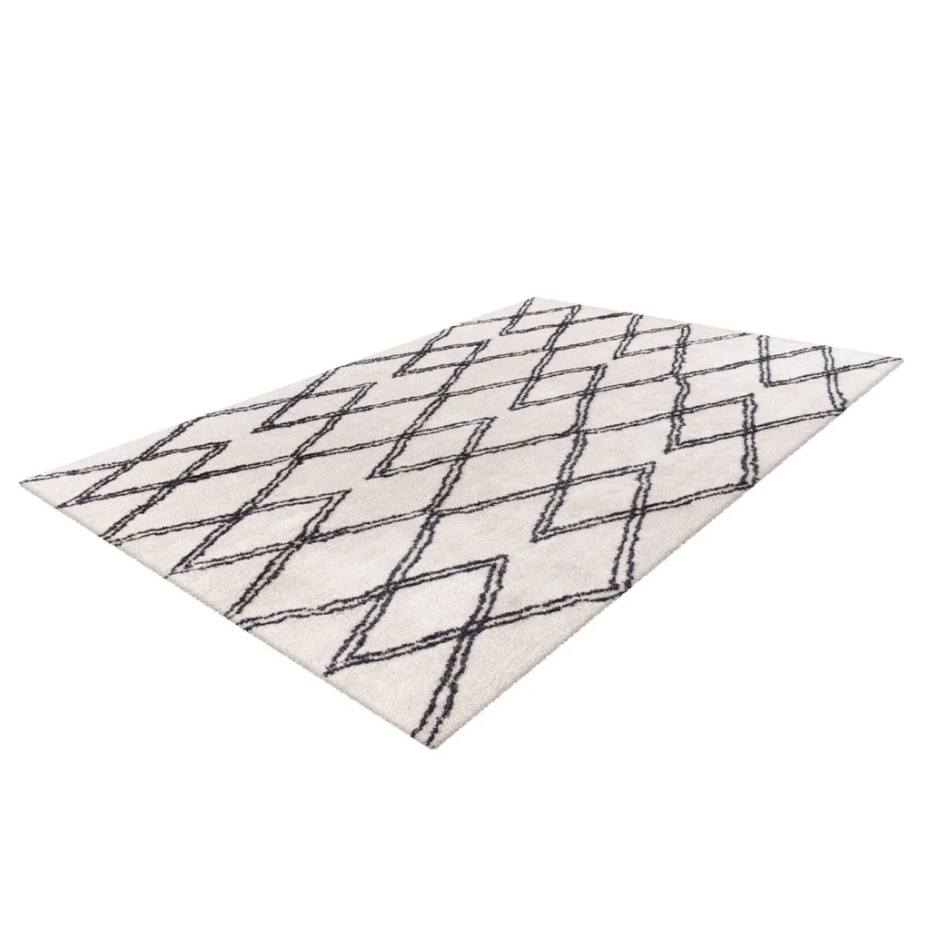 Tapis shaggy rectangulaire écru avec motifs losanges noirs, idéal pour salon moderne