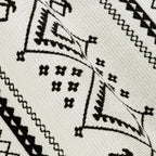 Gros plan sur les motifs ethniques de la tenture murale noir et blanc