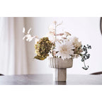 Vase en ciment beige marbré mat rainuré Ø20,5 cm avec hydrangeas séchées