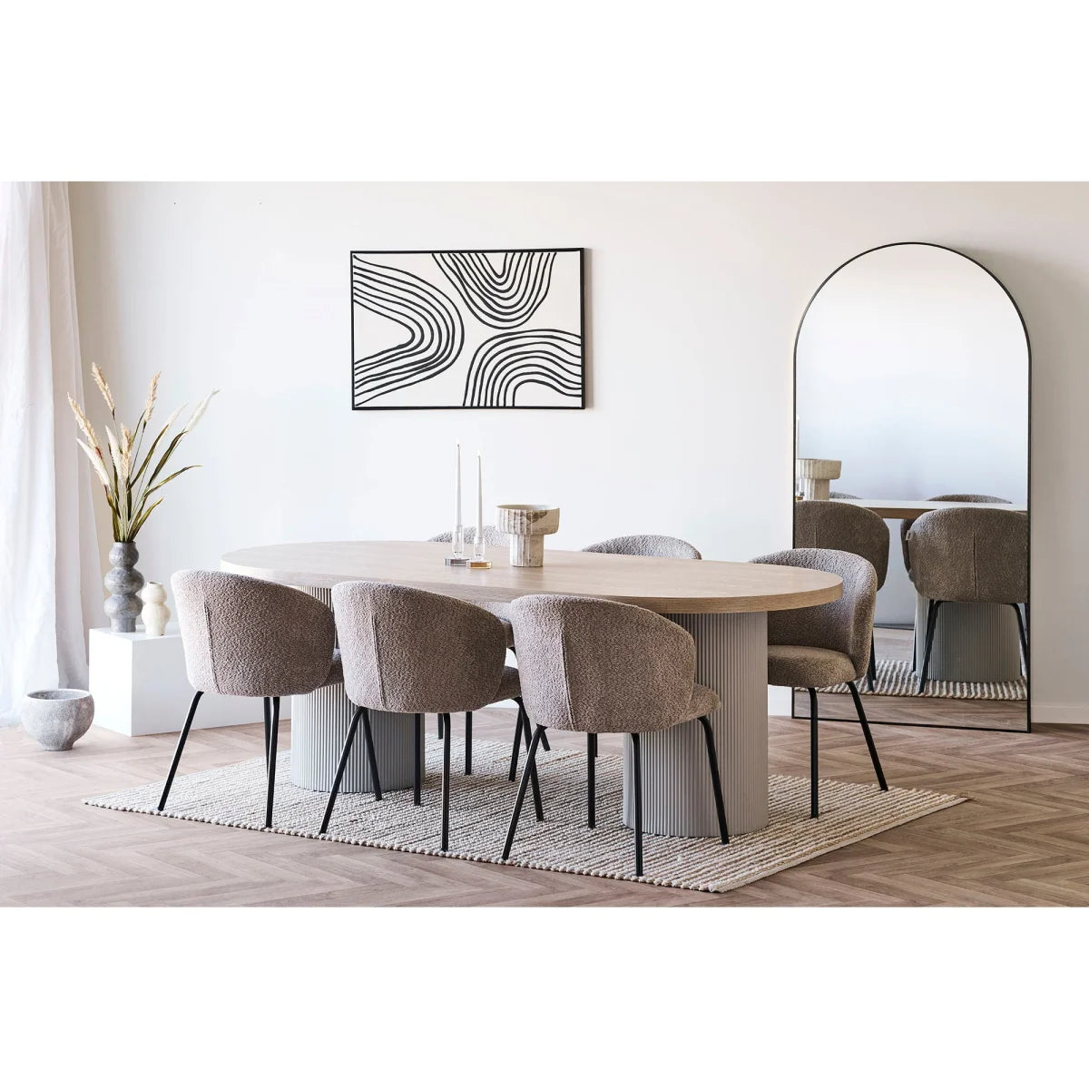 Table à manger ovale moderne en bois clair sur base en ciment beige marbré mat rainuré