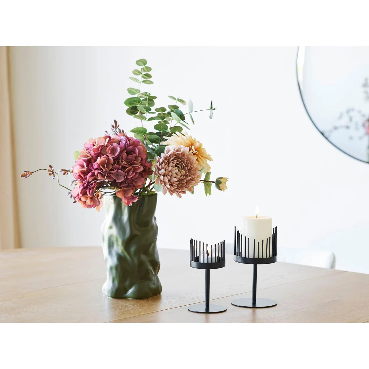 Vase en céramique vert olive mat H25 cm avec bouquet d’hortensias roses et pêches et eucalyptus