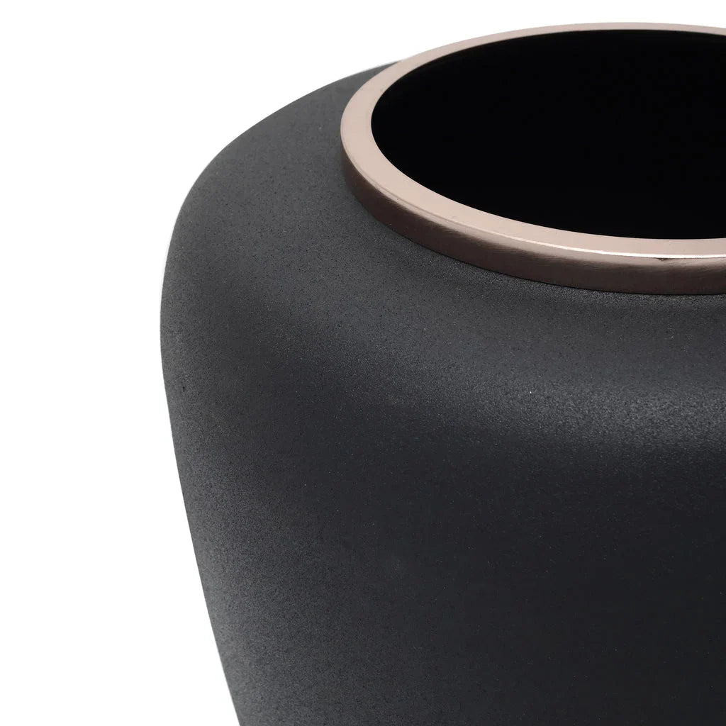 Vase Art Deco 2000 Schwarz Roségold un vase matte noir avec bord métallique rose gold