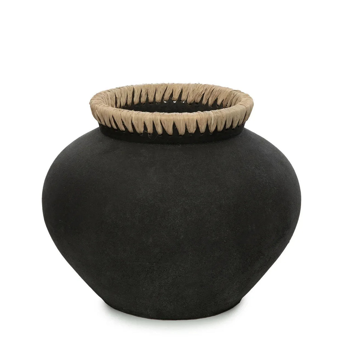 Vase décoratif noir en terre cuite avec pot rond, mat, texture et bord en tissage brun