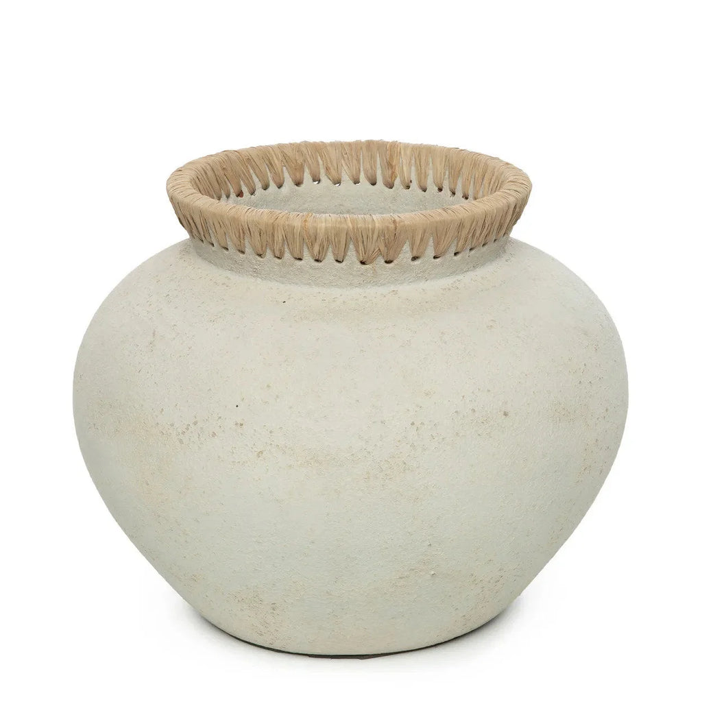 Vase rond en terre cuite avec finition pierre et bord en raphia beige naturel