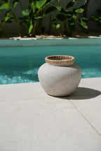 Vase rond en terre cuite beige avec texture et bord en raphia naturel, H27 cm