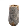 Vase en terre cuite gris antique avec bord en raphia – H26 cm