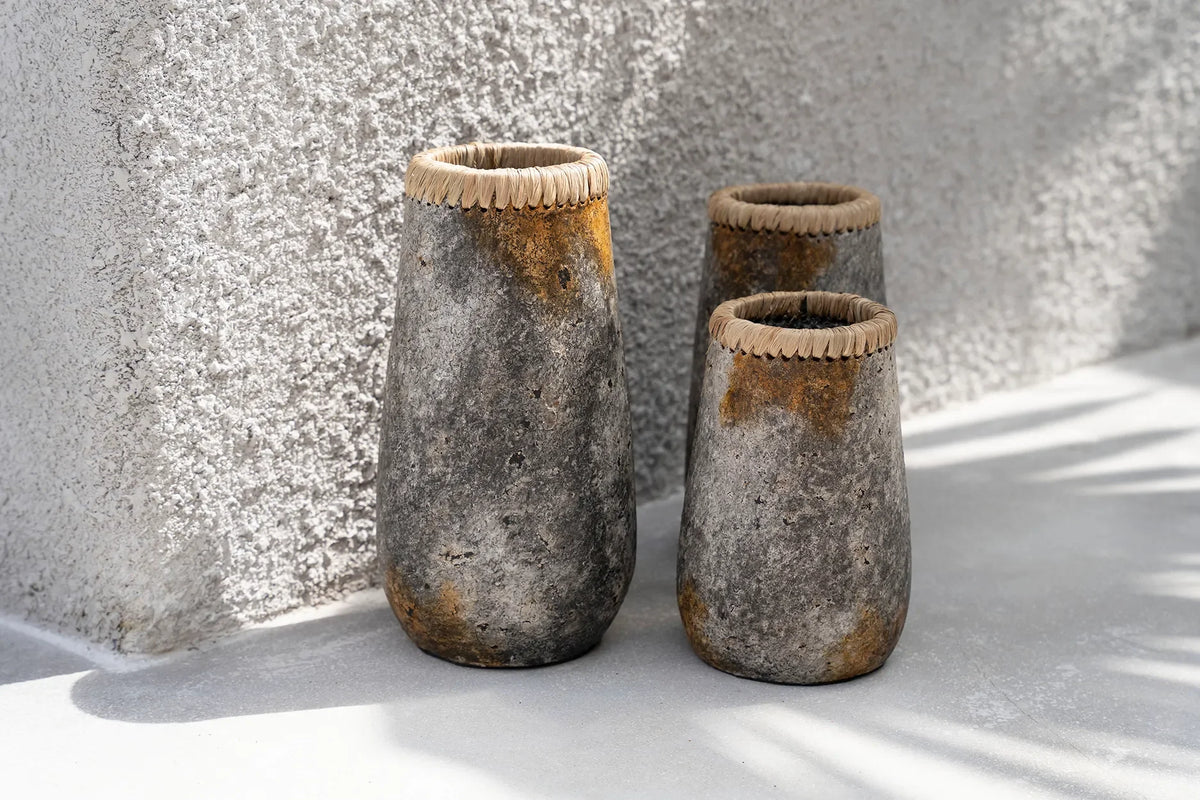 Vases en terre cuite gris antique avec bord en raphia, textures rustiques et élégantes